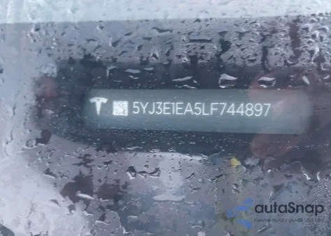 2020 Tesla Model 3 Standard Range Plus Rear-Wheel Drive/Standard Range Rear-Wheel Drive z USA, uszkodzony, nr VIN 5YJ3E1EA5LF744897